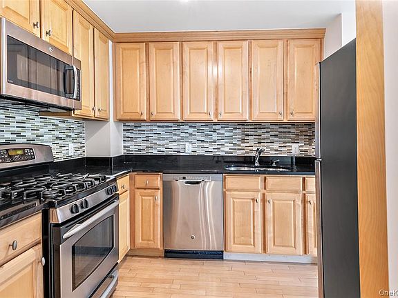 5th image of 3625 Oxford Ave APT 6B
