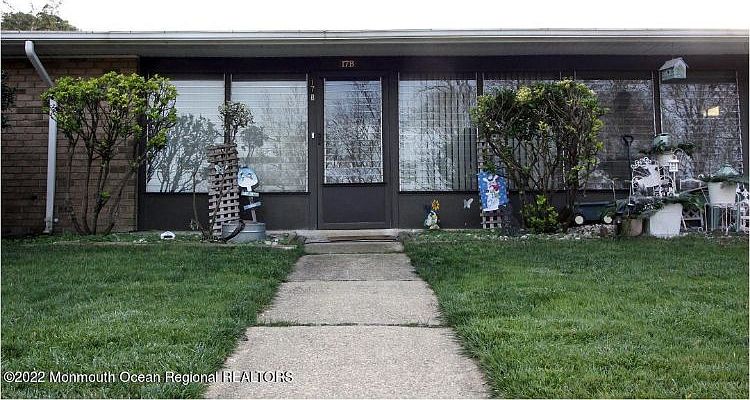 1st image of 17B Yorkshire Ct