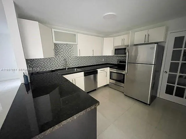 3 bed, 2.5 bath, 1377 sqft, $3,100 — Photo 3