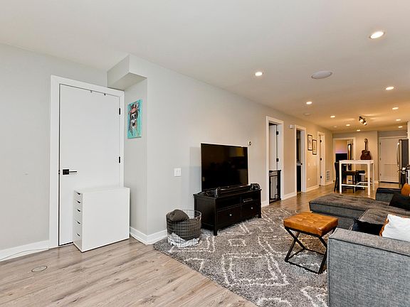 5th image of 3235 North Hoyne #2048-1