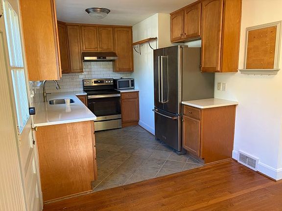 5th image of 301 Rowland Dr