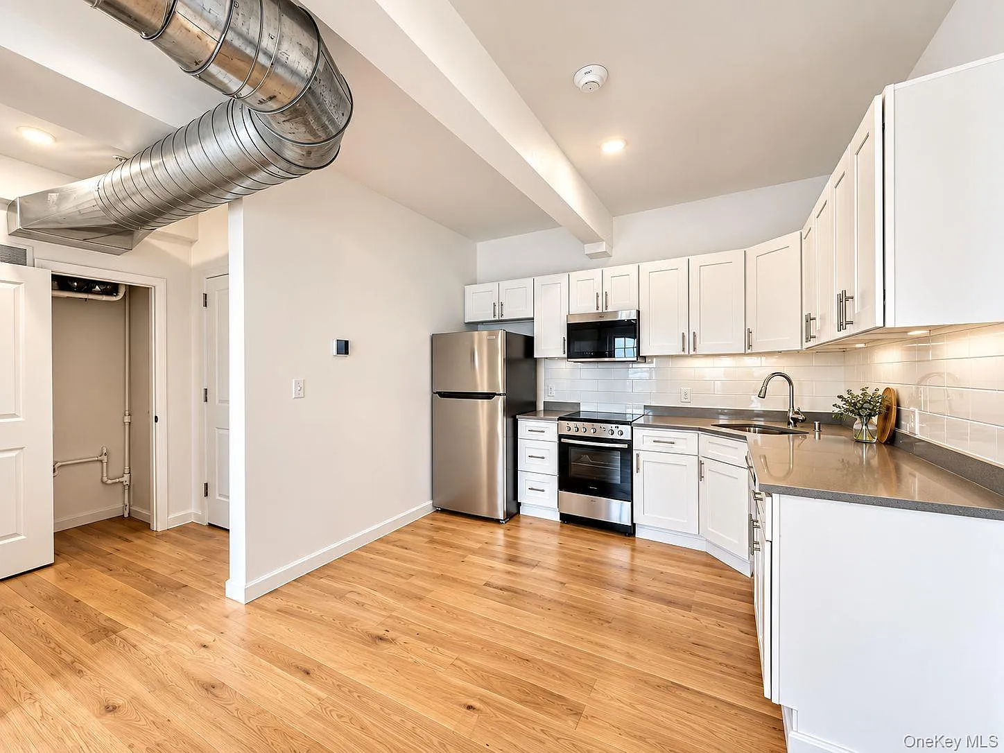 2 bed, 1.0 bath, 808 sqft, $2,200 — Photo 3