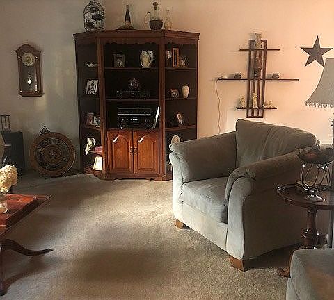 4th image of 24 Aldersgate Cir