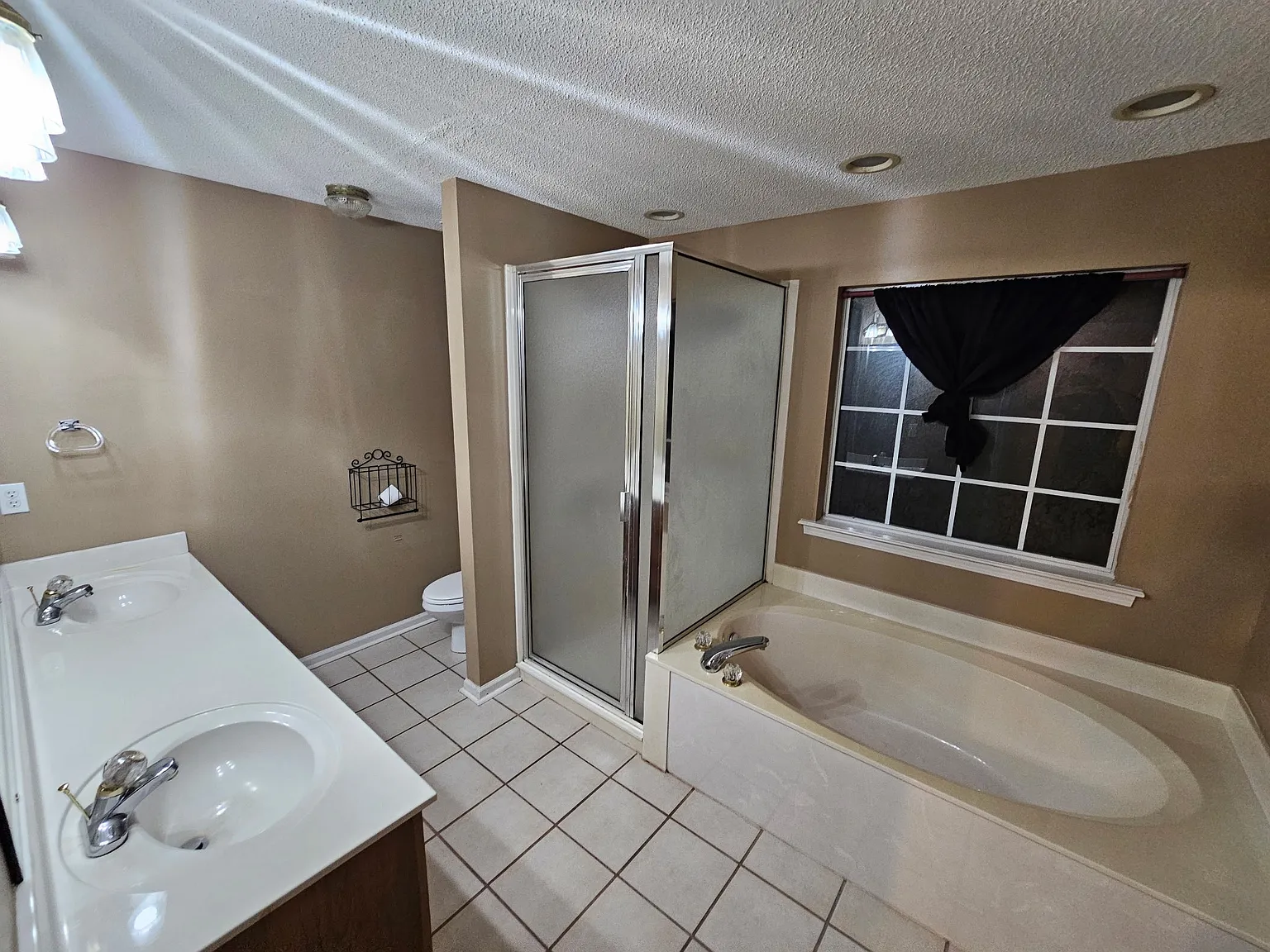3 bed, 1900 sqft, $1,900 — Photo 2