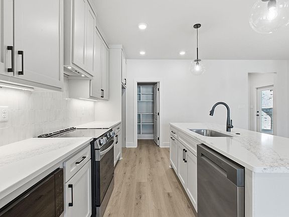 5th image of 205 Edgewood Cir