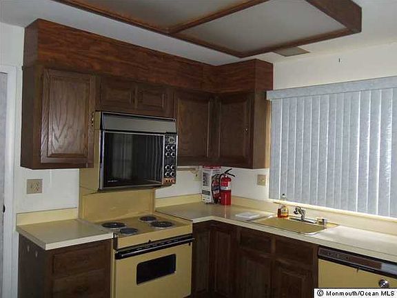 2nd image of 493 New Castle Court #B