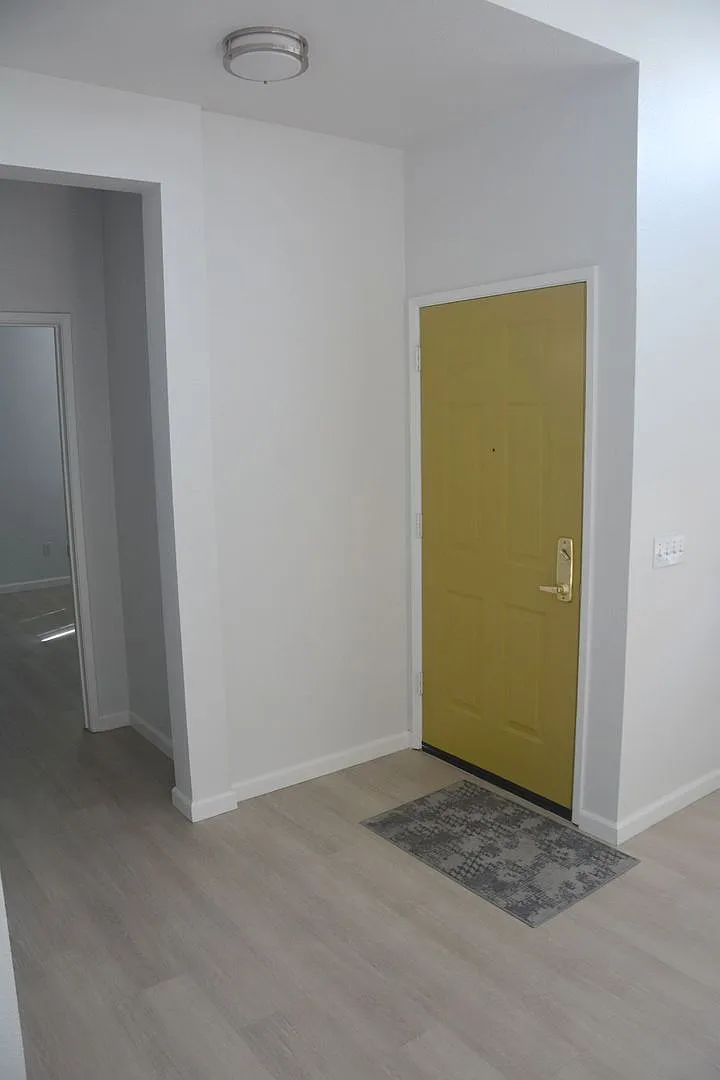 Affordable, sharp and clean 2 bedroom Summerset II beauty... — Photo 4