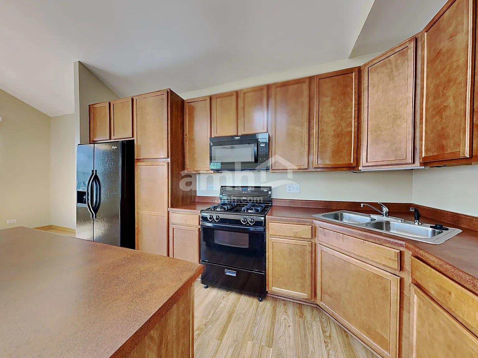 3 bed, 3.0 bath, 1325 sqft, $2,430 — Photo 3