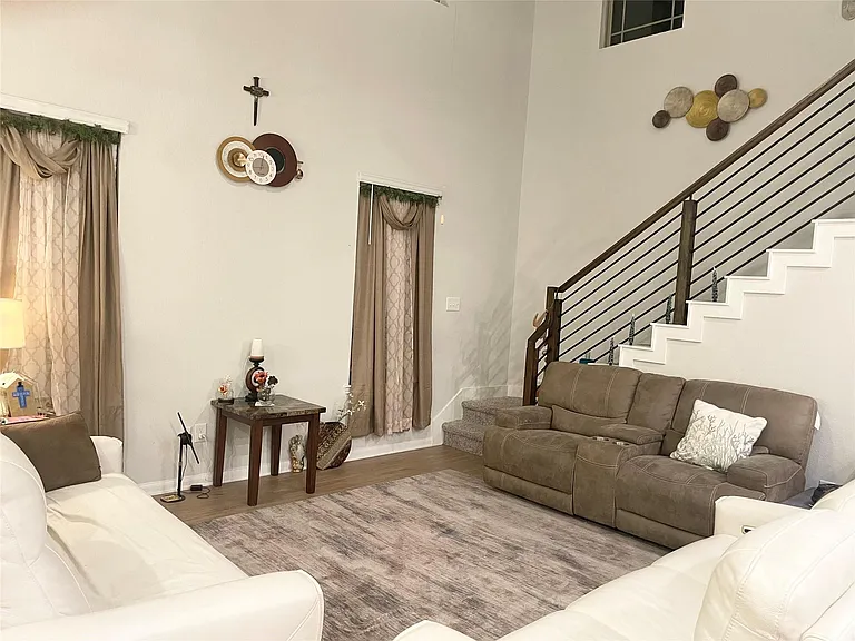 1055 Bluebonnet Trl — Photo 3
