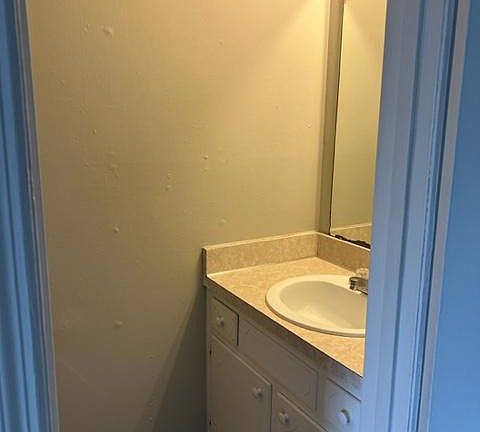4th image of 447 Roger Williams Ave
