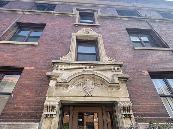 5th image of 821 W Montrose Ave #21B