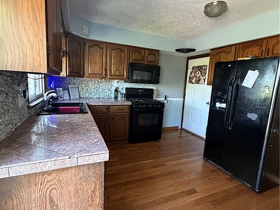 3rd image of 136 Teakwood Dr