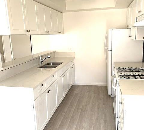 2nd image of 2321 N Niagara St #L