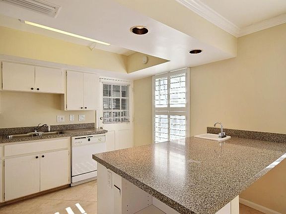 4th image of 2741 Ocean Dr
