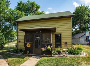 611 6th St, Menlo, IA 50164