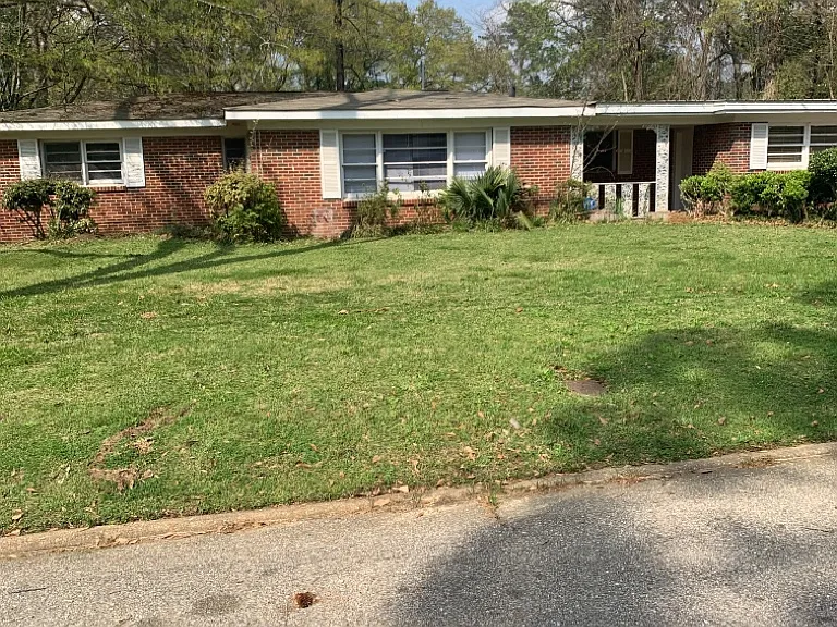 1419 Beaumont Dr — Photo 2