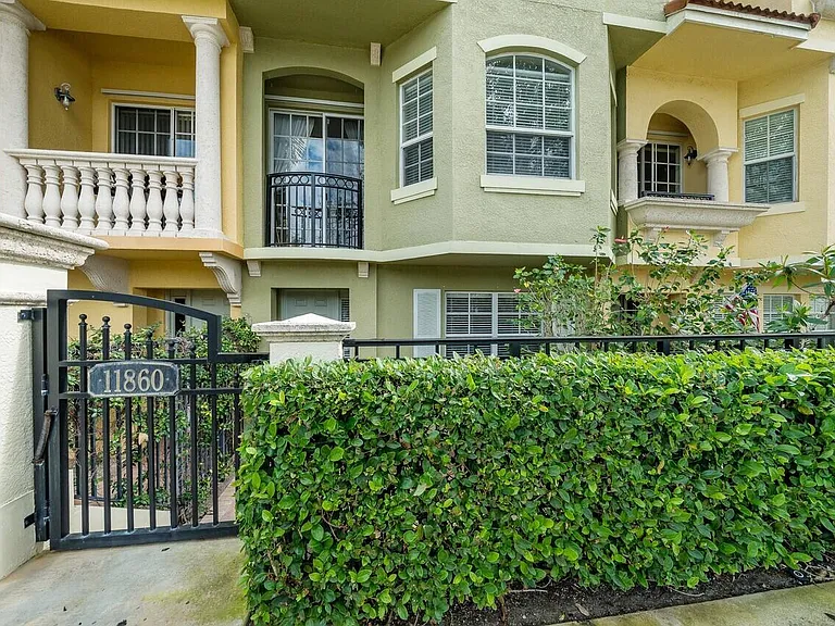 11860 Valencia Gardens Ave — Photo 2