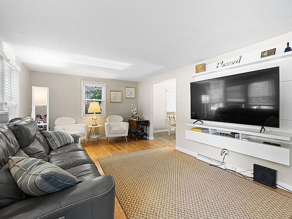 4th image of 144-146 W Yarmouth Rd