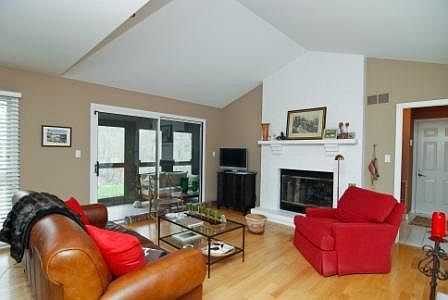 4th image of 840 N Carlyle Cir