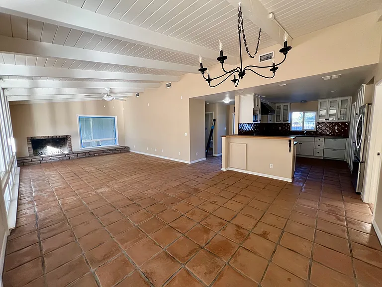 135 Glencrest Ln — Photo 2