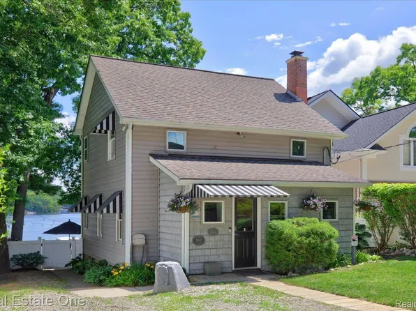 836 Pine Tree Rd W, Lake Orion, MI 48362
