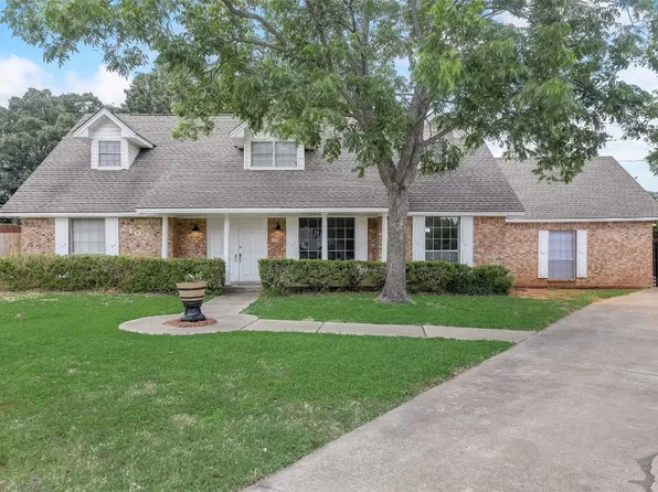 2102 Saint Claire Dr, Arlington, TX 76012