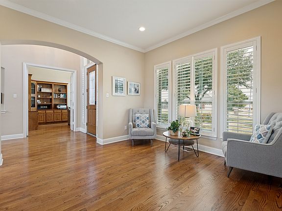 4th image of 211 Bush Cir