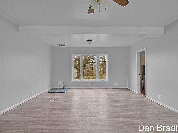 5th image of 15805 Grant St