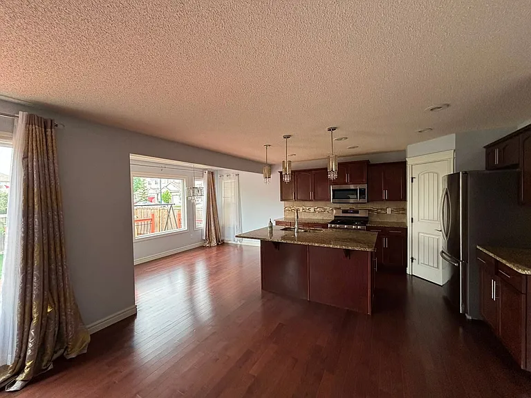 11721 16a Ave SW — Photo 7