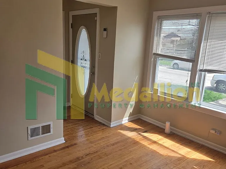 11004 S Eberhart Ave — Photo 10