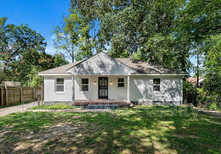 810 Indian Dr — Photo 1