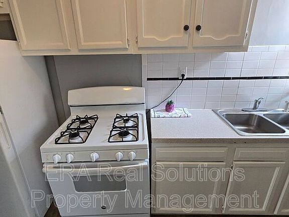 4th image of 541 Seymour Ave