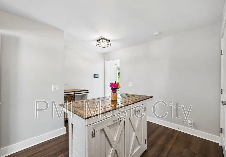 2126B Burns St — Photo 10