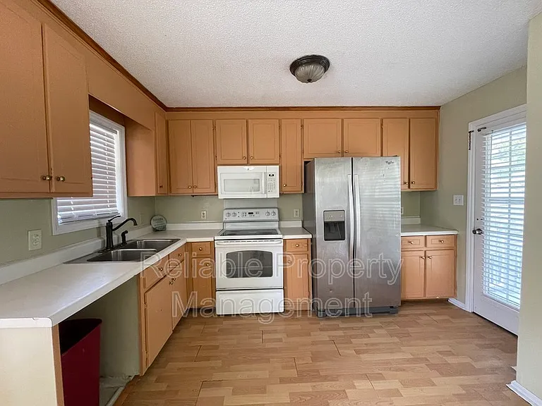 108 Patricia Dr — Photo 6