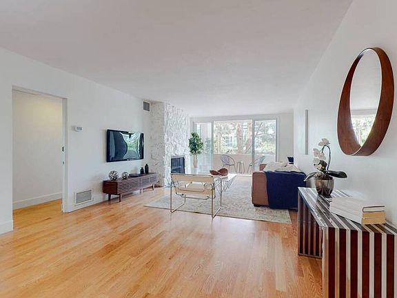 4th image of 725 S Barrington Ave APT 201