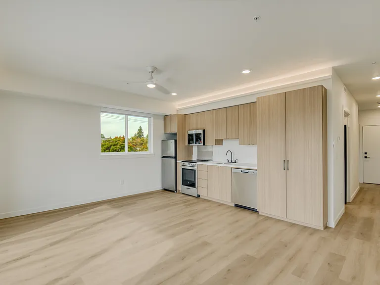 West Lombard — Photo 4