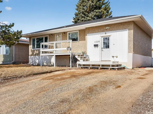 1220 Hochelaga STREET W, Moose Jaw, SK S6H 2J4