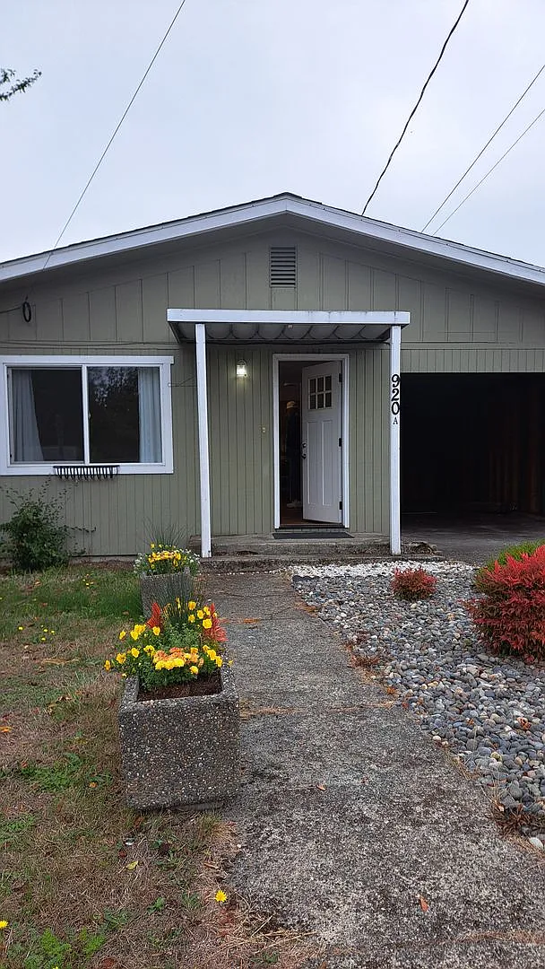 Cozy 1 Bedroom Cottage Style Duplex — Photo 2