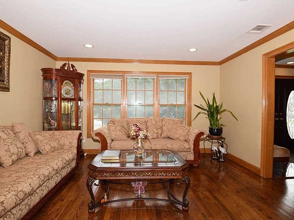 5th image of 92 Garden Dr