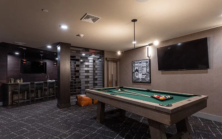 Lounge & Billiards