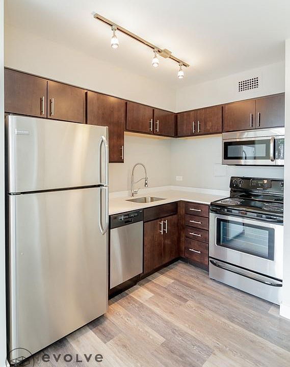 2nd image of 5612 N Sheridan Rd #4C