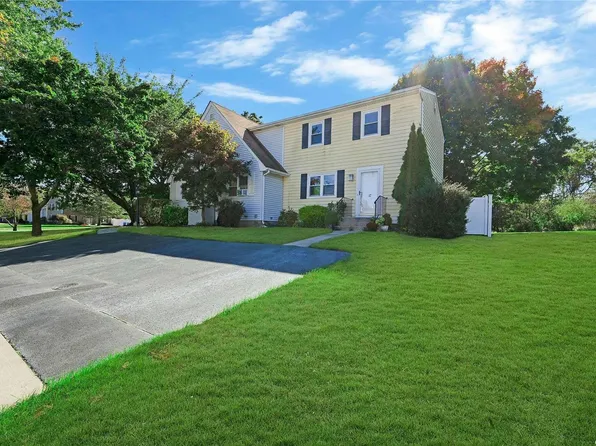 17 Shiloh Court #17, Coram, NY 11727