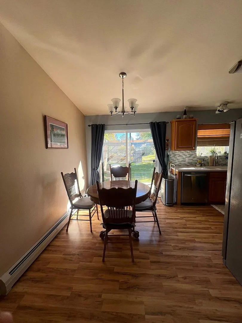 Furnished 4-Bedroom, 3-Bath Home with Spacious Backyard — Photo 4