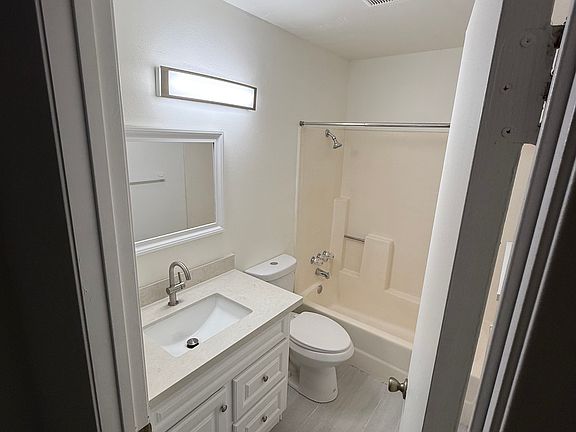 4th image of 1049 W Francis St APT C