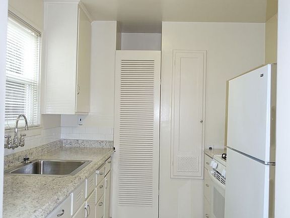 3rd image of 915 Oak Ln Unit 1