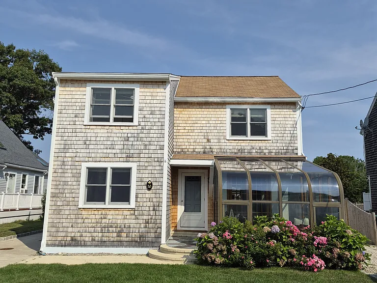 10 Breakwater Ct — Photo 1