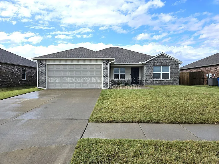 319 Waterside Dr — Photo 2