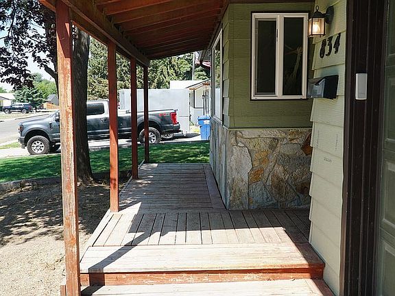 4th image of 834 20th Ave E