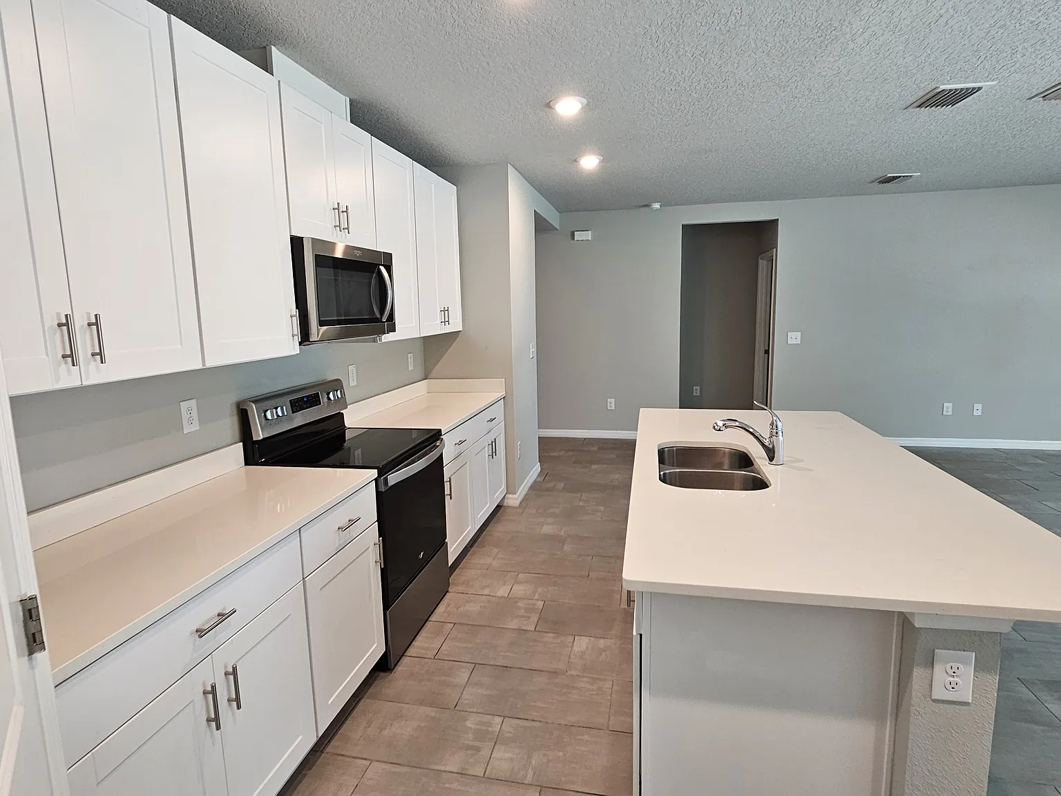 4 bed, 1840 sqft, $2,400 — Photo 2