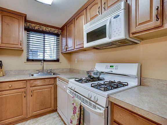 5th image of 8 Birchwood Dr